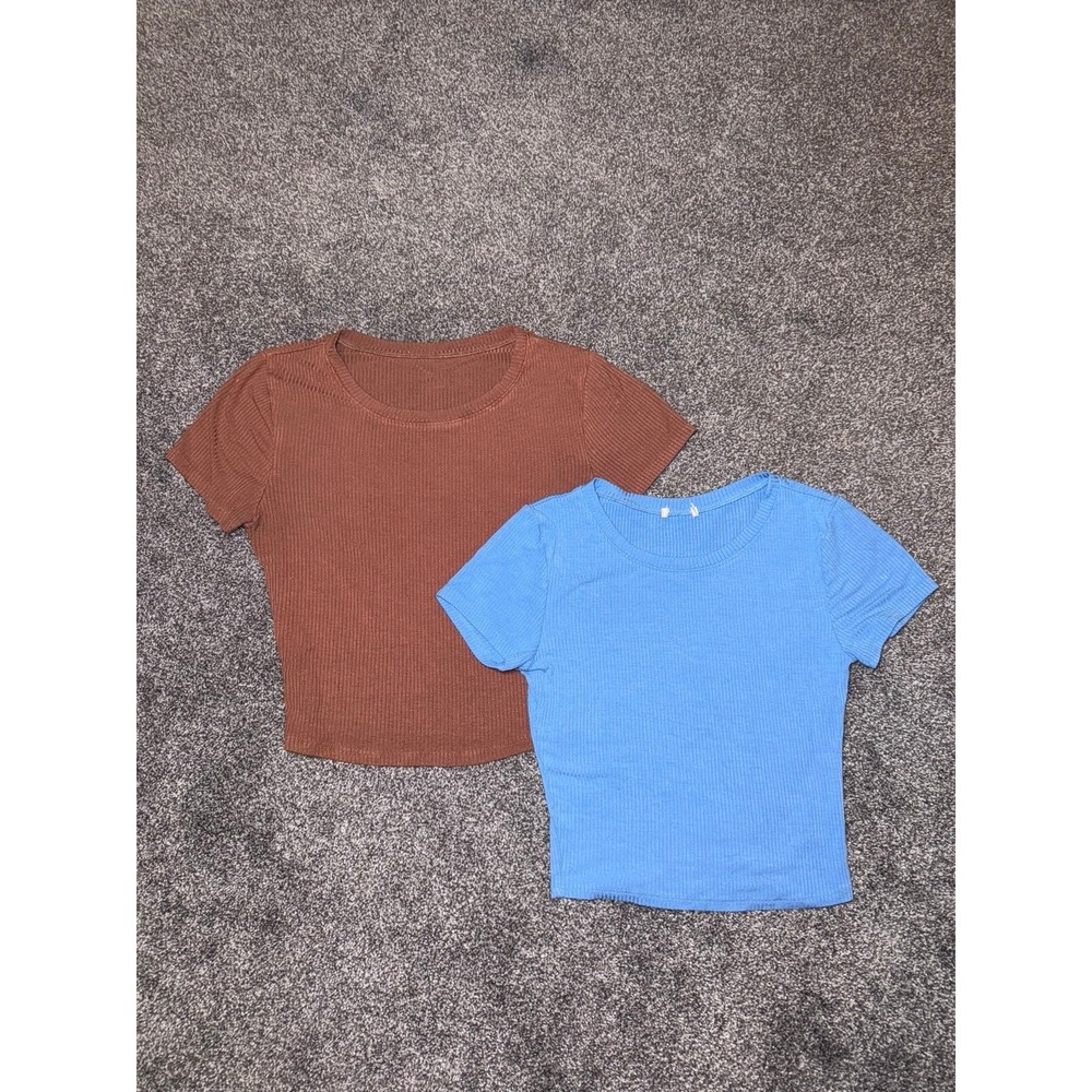 Lot of (2) Women's Cropped Short Sleeve Ribbed T-Shirts‎